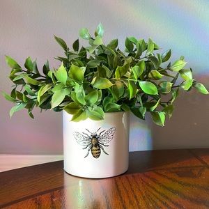 Reality fake plant in bee planter